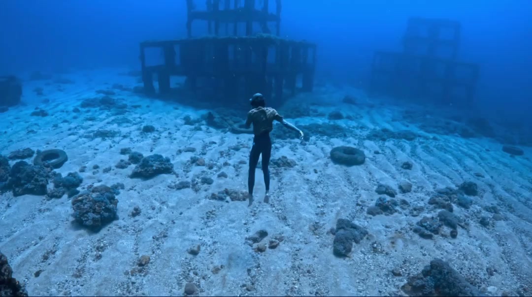 潛水員游向綠島海床上的多座鋼鐵礁