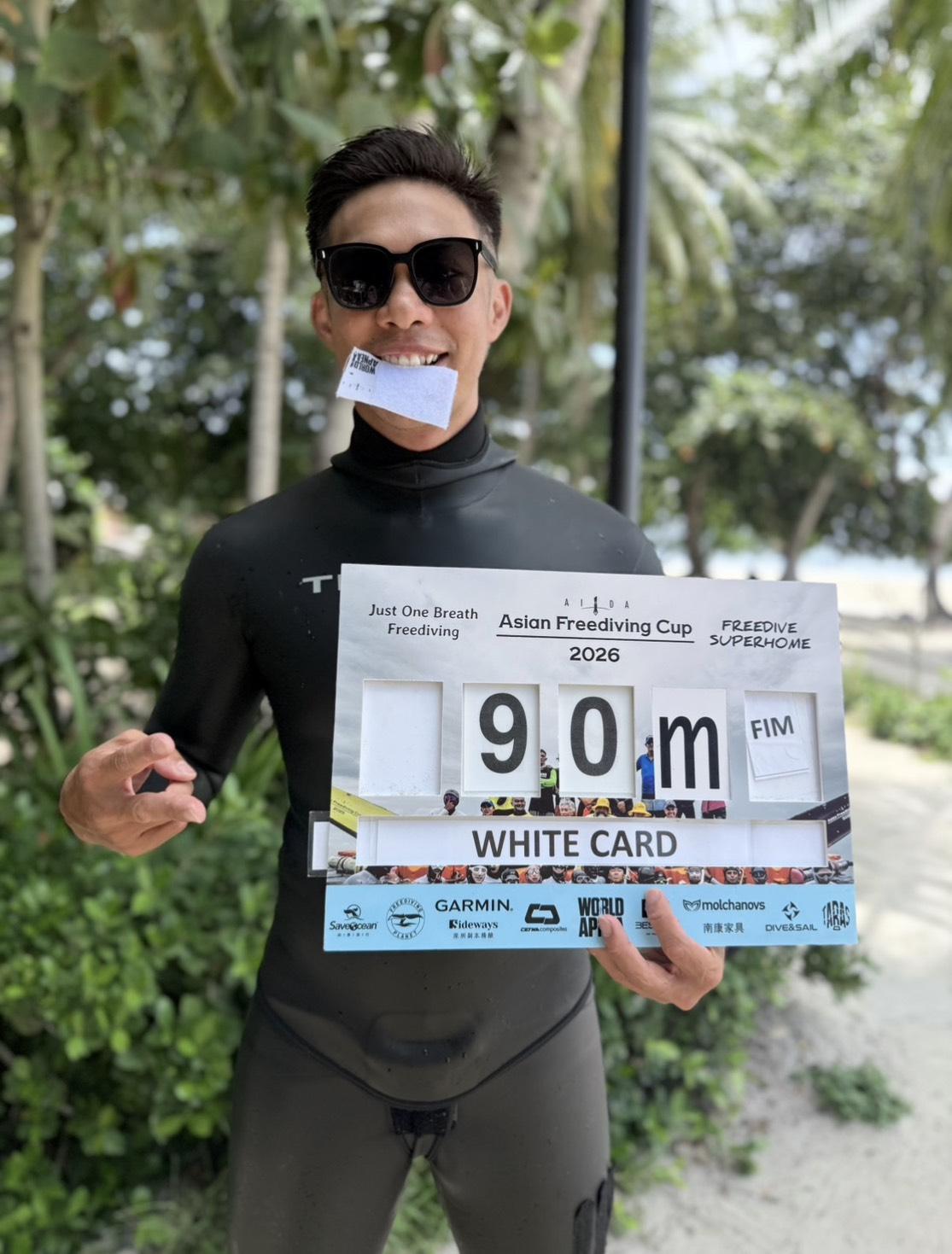 Chris 拿著 2026 亞洲盃 FIM 90m 白牌成績板